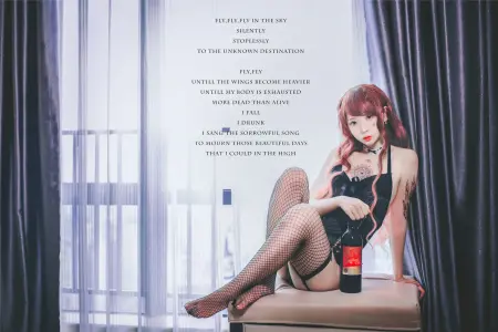 福利姬疯猫ss 《黑色吊带袜》