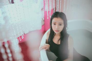 唯美女生浴缸私房写真