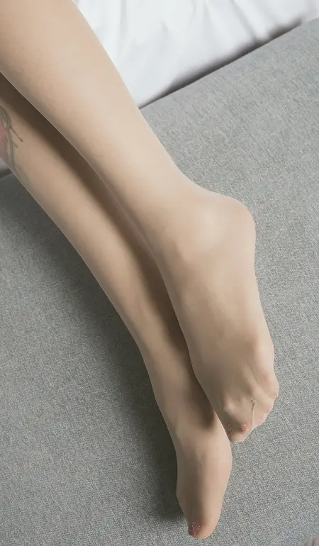 福利贴 睡袍纹身美女的肉丝