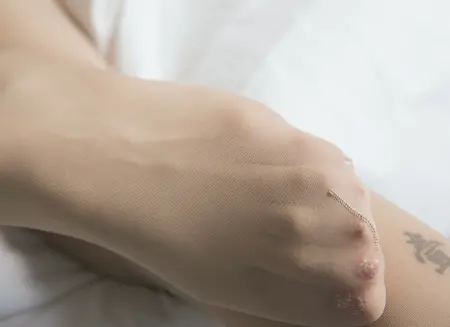 福利贴 睡袍纹身美女的肉丝