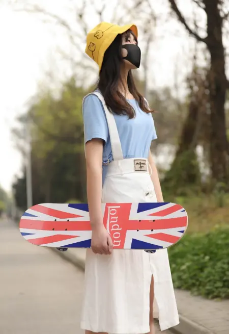 美足福利贴 英国旗滑板少女低清版