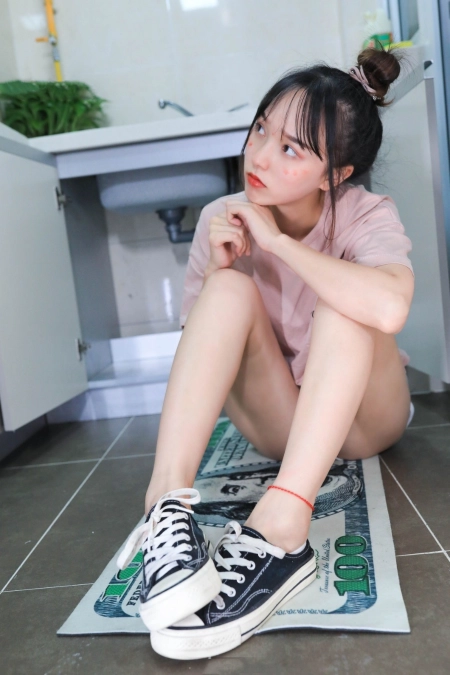 青春少女红色脚链厨房美足