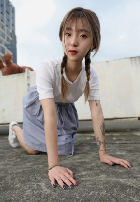 福利贴 熊公仔白色T恤蓝色条子裙天台少女美足