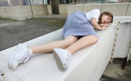 福利贴 熊公仔白色T恤蓝色条子裙天台少女美足