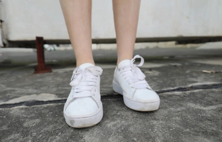 福利贴 熊公仔白色T恤蓝色条子裙天台少女美足