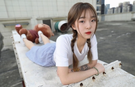 福利贴 熊公仔白色T恤蓝色条子裙天台少女美足