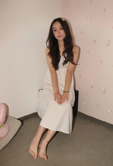 大美女琪琪回归献上38码雪白大美脚