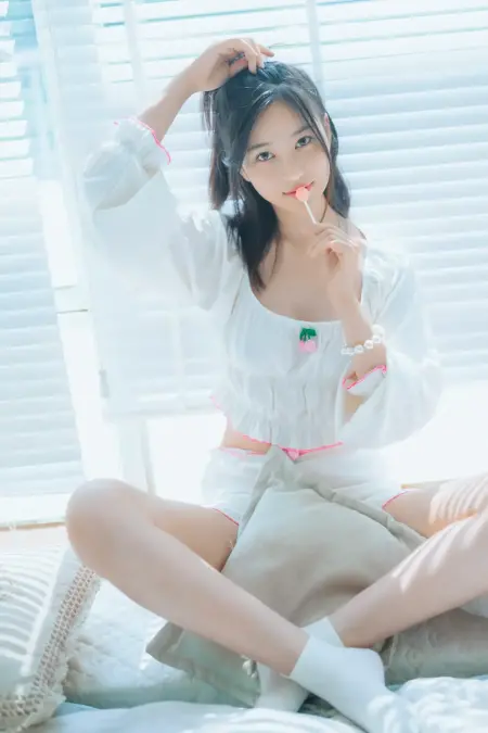 Nnian – A girl who loves lollipops 一个喜欢棒棒糖的女孩