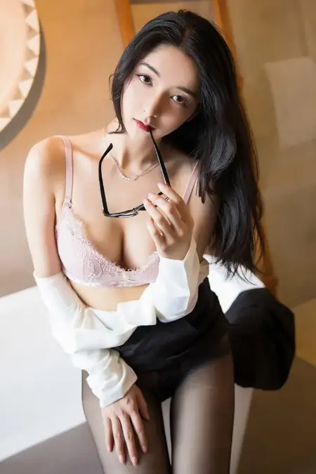 OL女酒店露腿还有xiong