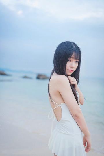 夏日海滩甜美长发美女比基尼露背清纯唯美写真