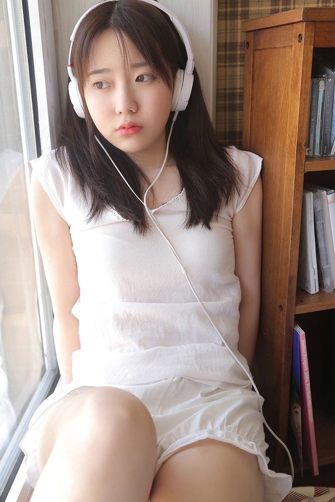 日本美女白色短袖情趣诱惑写真