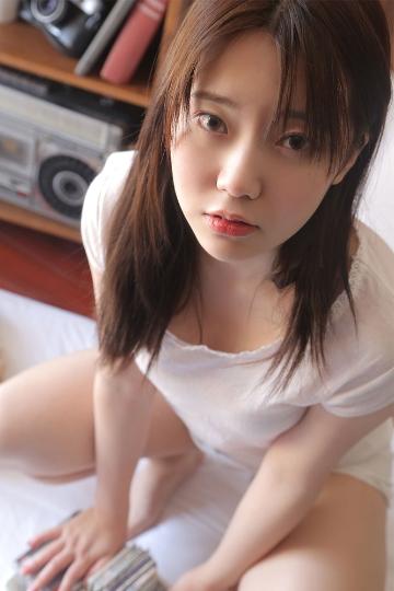 日本美女白色短袖情趣诱惑写真