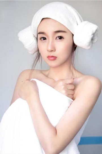 浴袍美女湿身美肌大露香肩玉腿丰满玉体写真