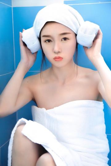 浴袍美女湿身美肌大露香肩玉腿丰满玉体写真