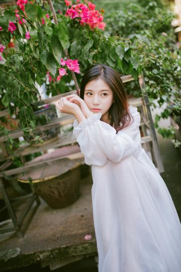白色迷人裙装清新美女户外美女写真
