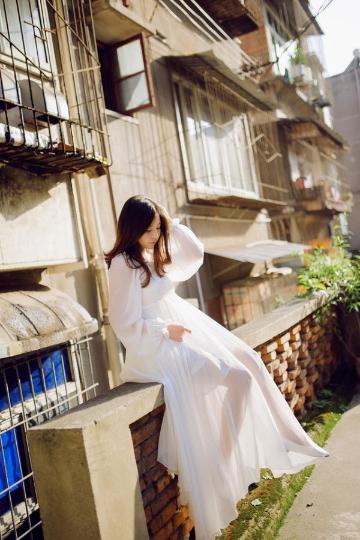 白色迷人裙装清新美女户外美女写真