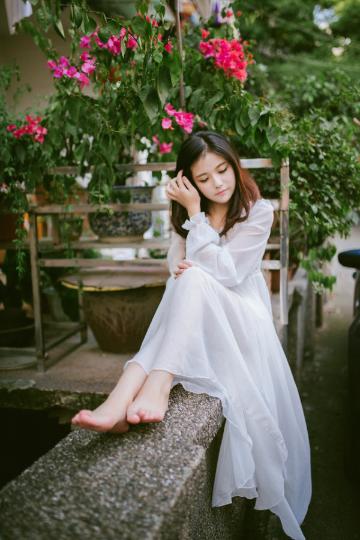 白色迷人裙装清新美女户外美女写真
