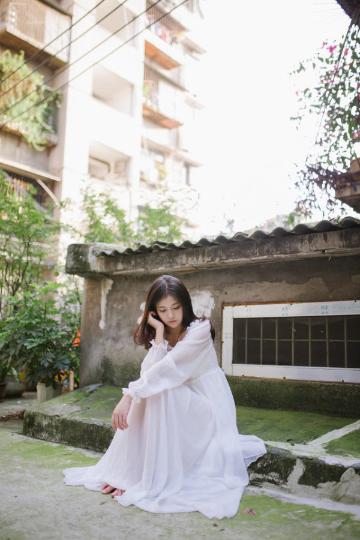 白色迷人裙装清新美女户外美女写真