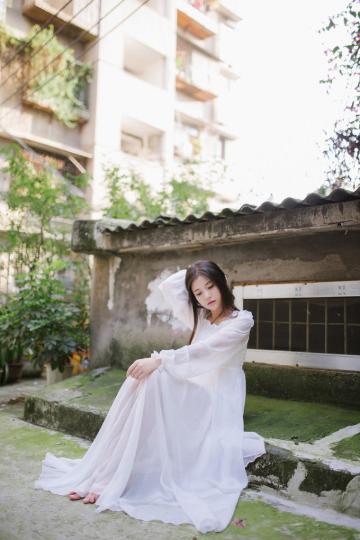 白色迷人裙装清新美女户外美女写真