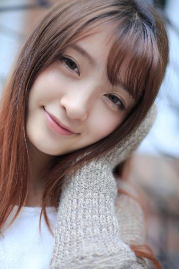 大眼睛长发清纯女生
