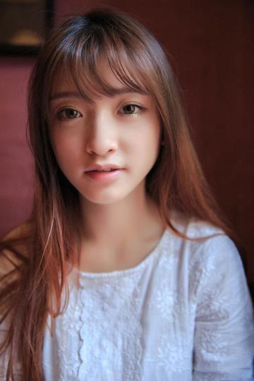 大眼睛长发清纯女生
