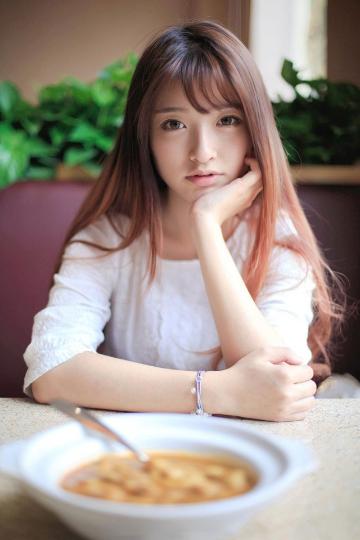大眼睛长发清纯女生