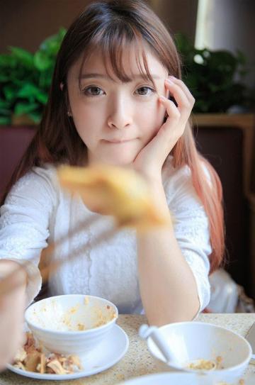 大眼睛长发清纯女生