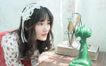 养眼气质美女高清桌面壁纸