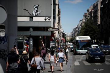 巴黎街角现涂鸦　匿名艺术家讽刺法国难民政策