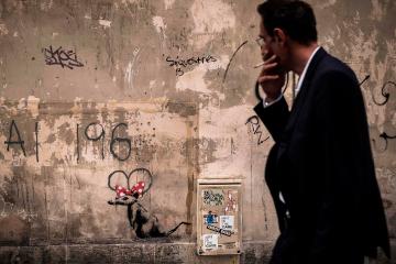 巴黎街角现涂鸦　匿名艺术家讽刺法国难民政策