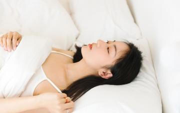 性感美女慵懒迷人床上图片桌面壁纸