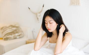 性感美女慵懒迷人床上图片桌面壁纸