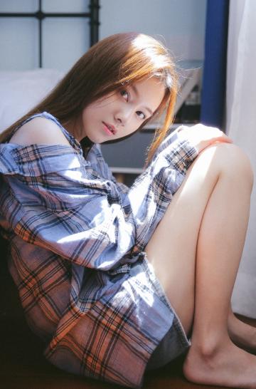 高颜值美女模特细长美腿衬衣美女写真