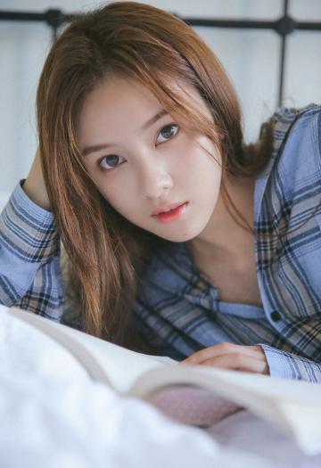 高颜值美女模特细长美腿衬衣美女写真