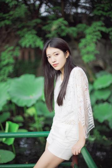 户外清新美少女甜美写真