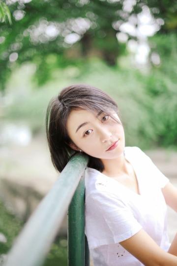 户外清新美少女甜美写真