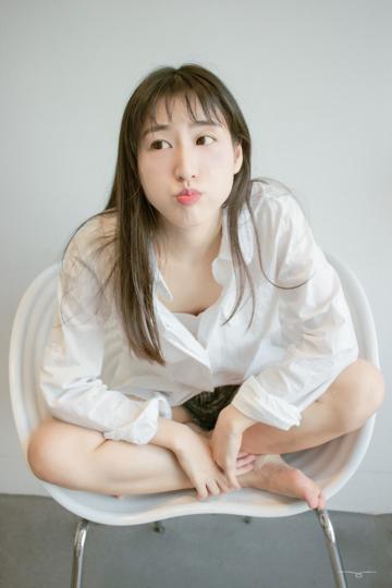简约白衬衣 清新少女私房照大秀美腿