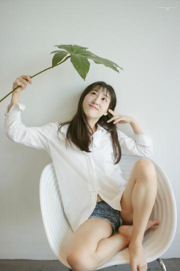 简约白衬衣 清新少女私房照大秀美腿