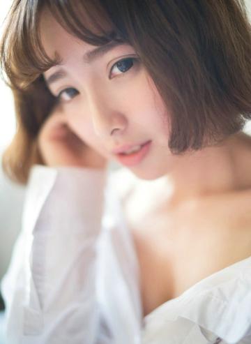 清纯短发性感女孩
