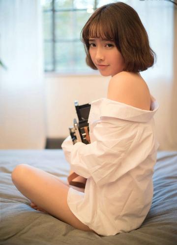 清纯短发性感女孩