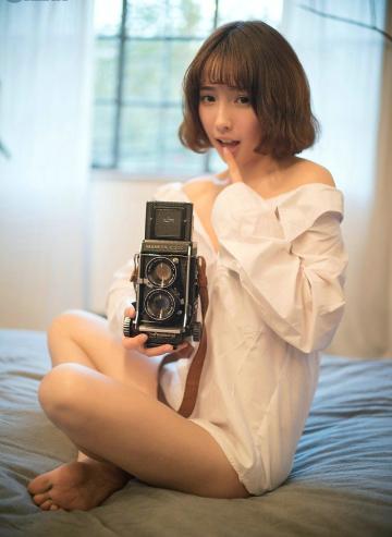 清纯短发性感女孩