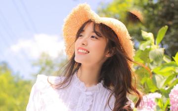 粉色甜美少女高清桌面壁纸