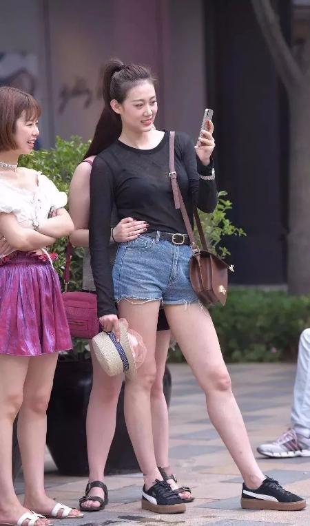街拍：谁的手？拿开