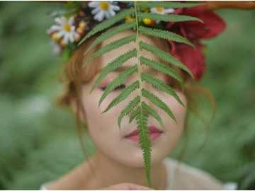 戴鹿角和花圈的森林系女性攝影原片 Raw攝影原图